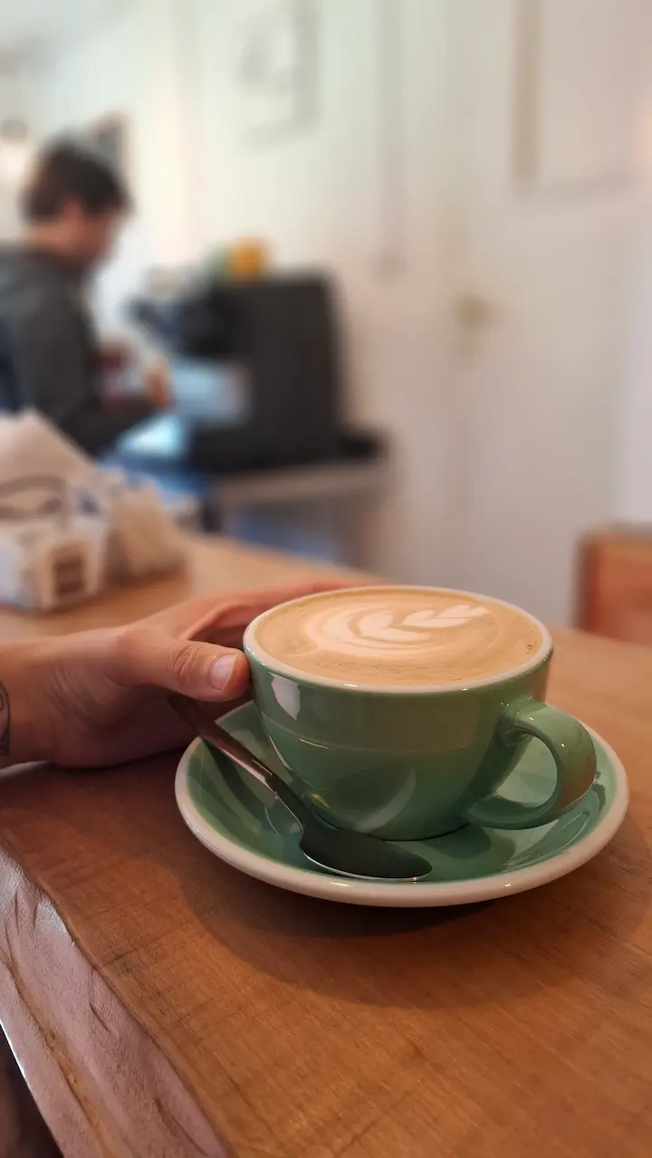 Capuccino recién servido en la barra