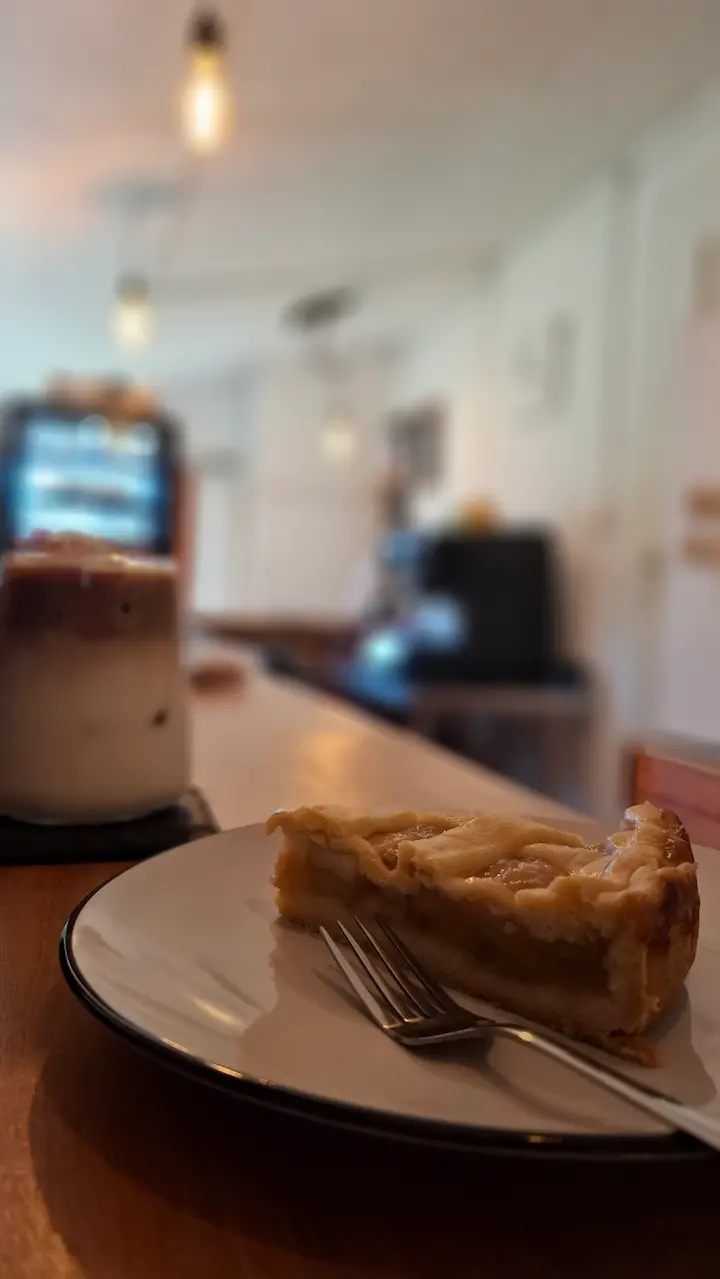 Trozo de tarta del día recién servido